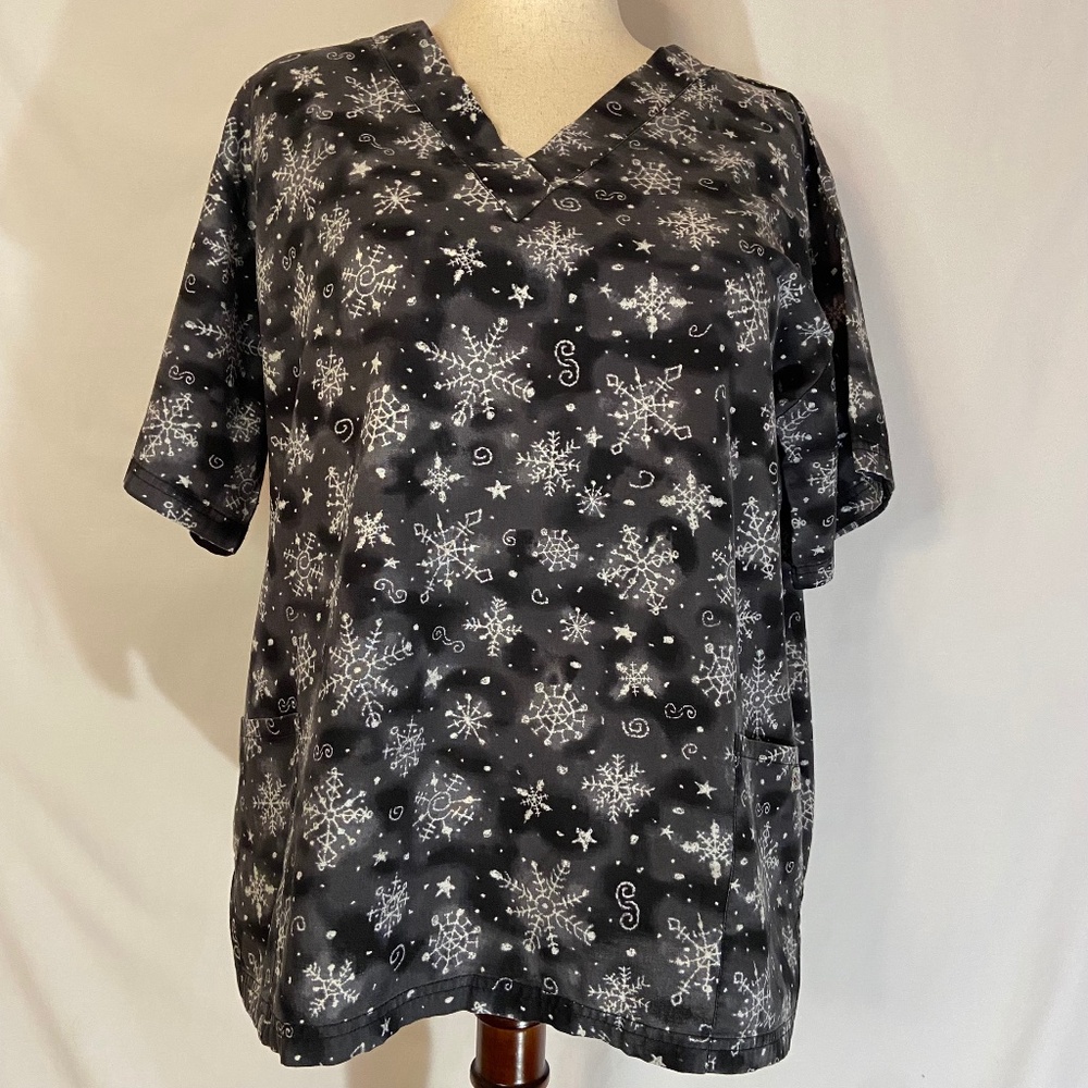 UA Scrubs Snowflake Black and White V-Neck Scrub Top Size XL